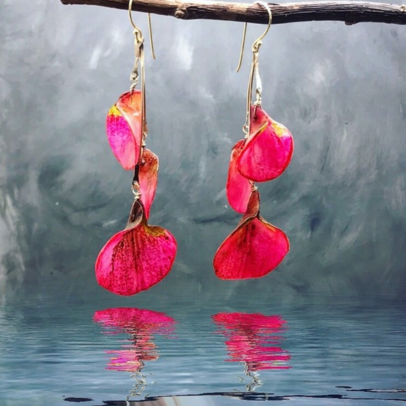 Matana Orchid leaves earrings in Cranberry pink - Picture 2 of 8